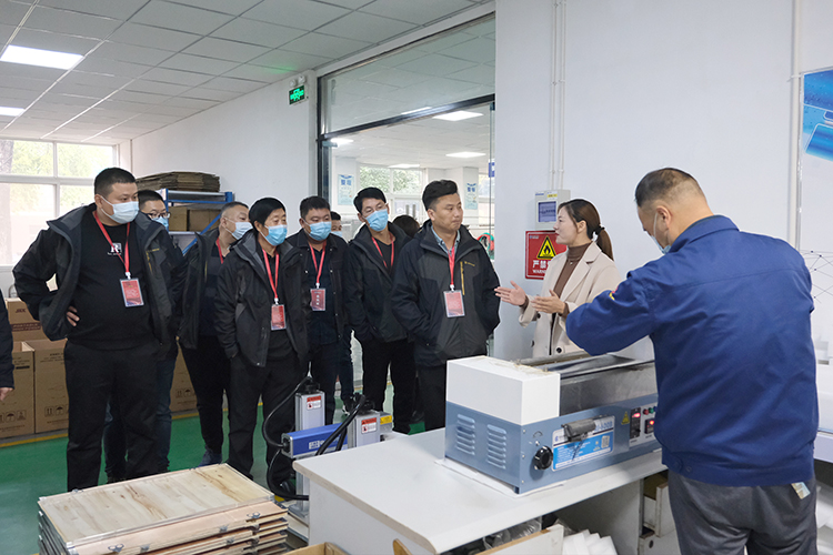 1634786269761603.jpg 【整理】泗水機床附件行業(yè)協(xié)會來訪照片L1020褚少青 (15).jpg